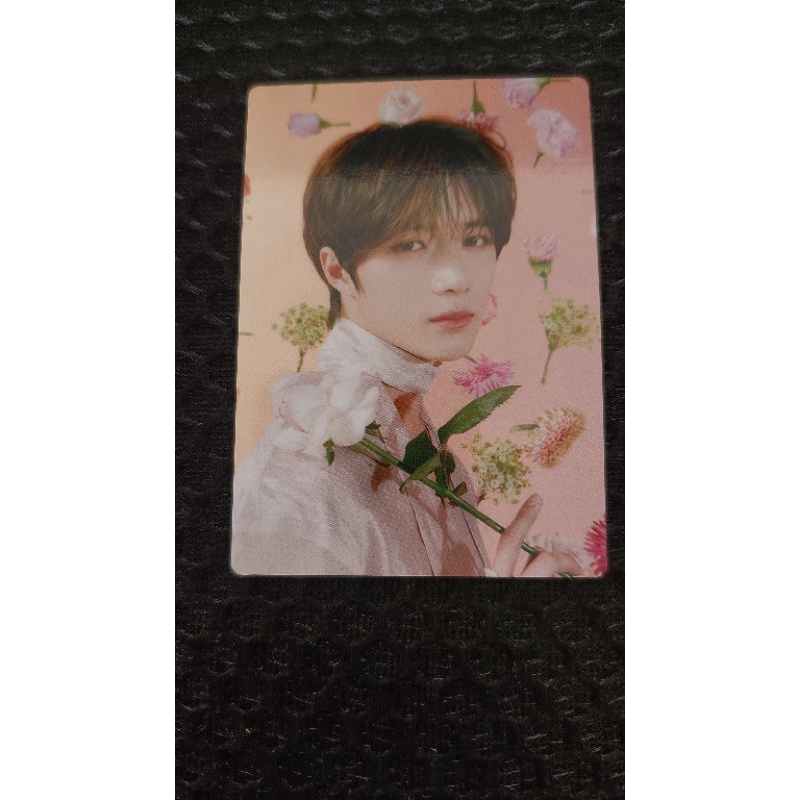 Thẻ ảnh photocard sweet mirage japan txt beomgyu cầm hoa