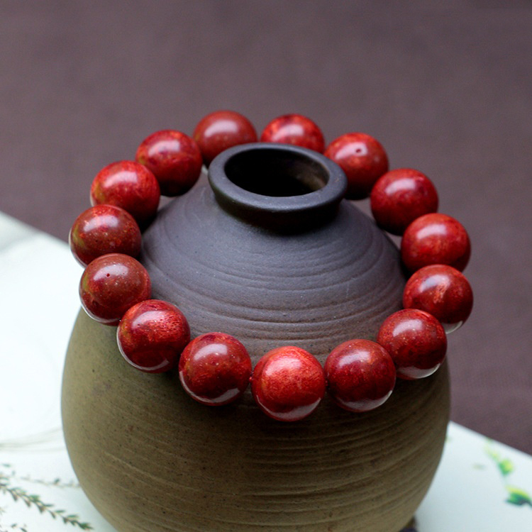 Vòng tay phong thủy cao cấp gỗ Hương đỏ mang lại Bình an May mắn