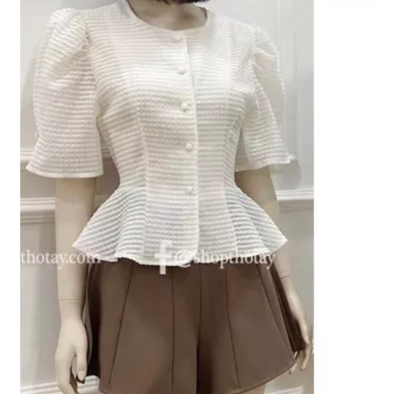 Áo kiểu peplum xòe dưới đính nút bọc