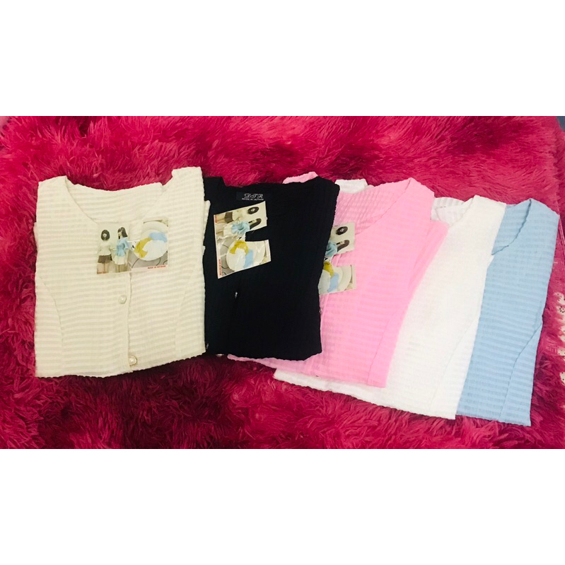 Áo kiểu peplum xòe dưới đính nút bọc