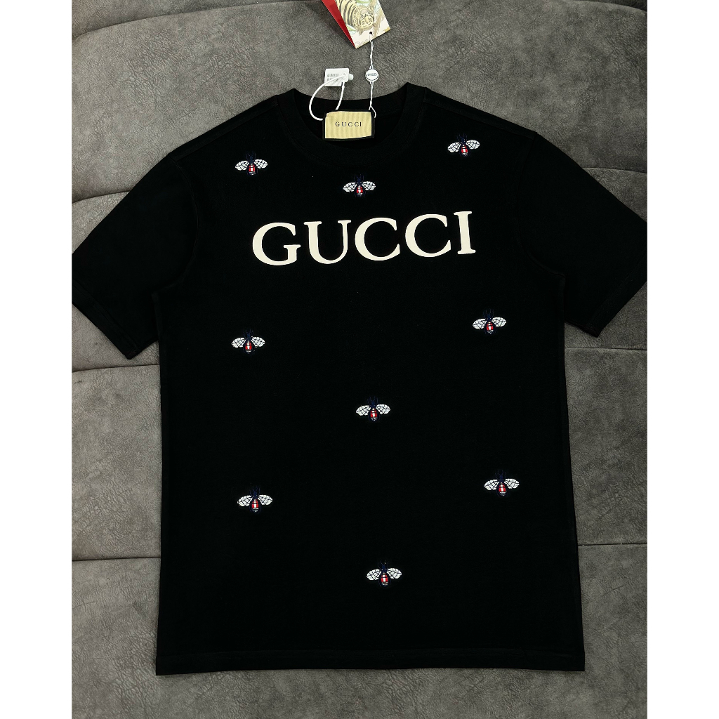 Áo Phông G.C Họa Tiết Chữ G.U.C.C.I Thêu Trước Ngực - Áo Phông G.C Thêu Ong Chât Liệu Vải Cotton Mịn