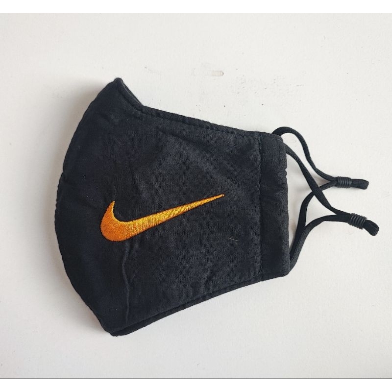 Khẩu trang vải màu đen có thêu logo, van khí chuyên dụng 1 chiều, dây rút điều chỉnh