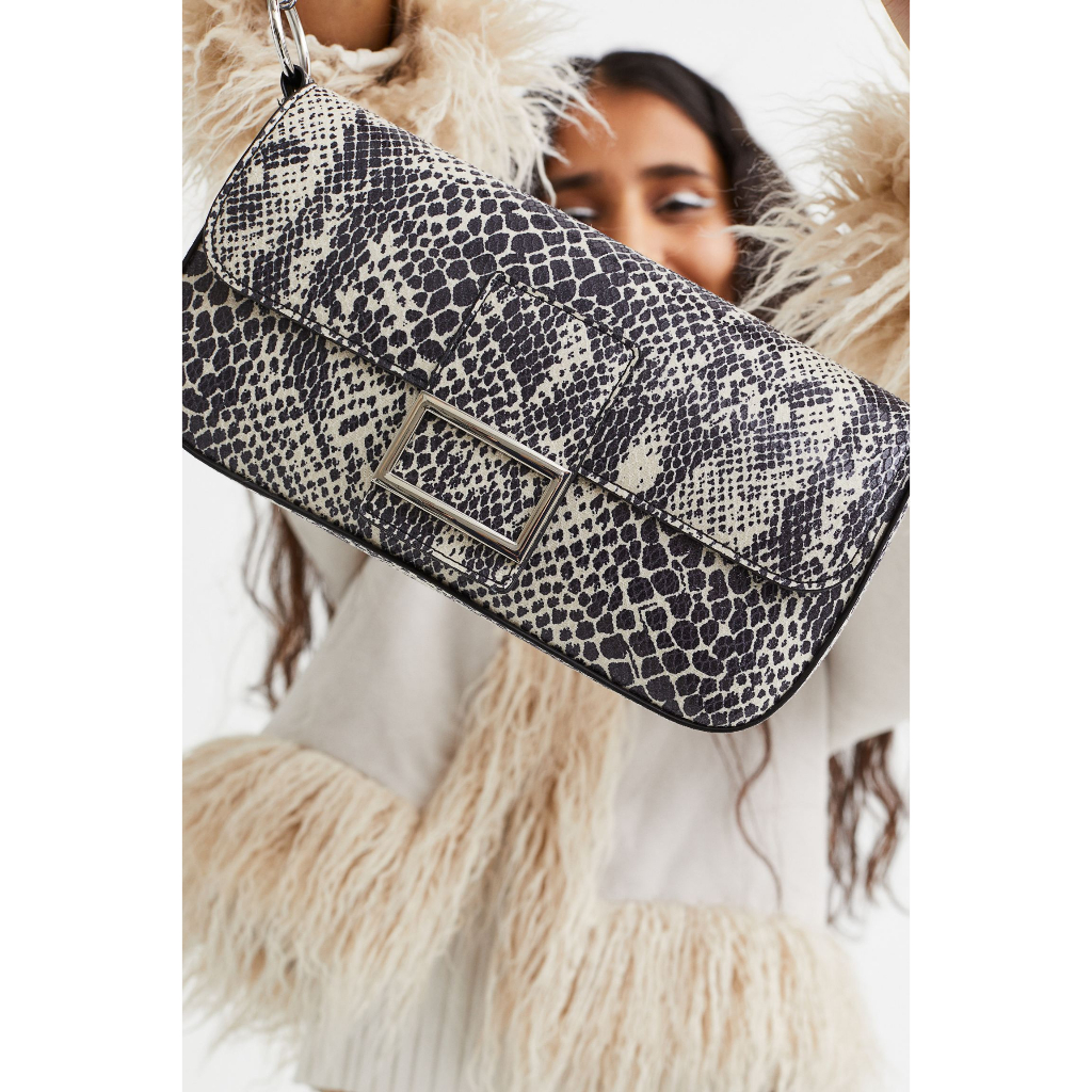 H&M Đức - Túi xách đeo vai kẹp nách khóa vuông nam châm da bóng da rắn màu đen sale auth new tag cao cấp sẵn 1114621002