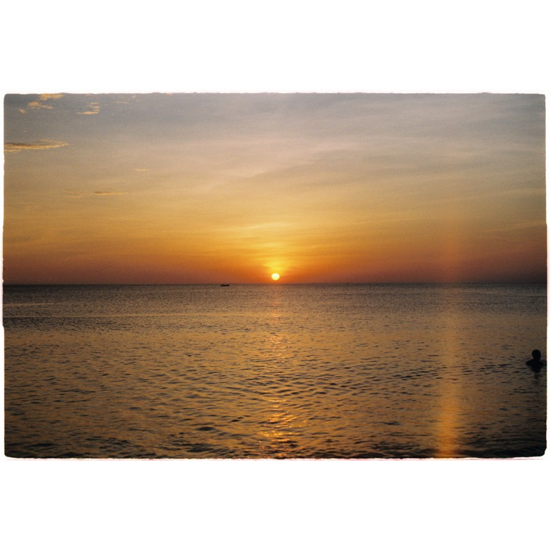 Film Kodak Gold 200 date 06.2025 36exp một hộp giấy có 1 cuộn  film 35mm