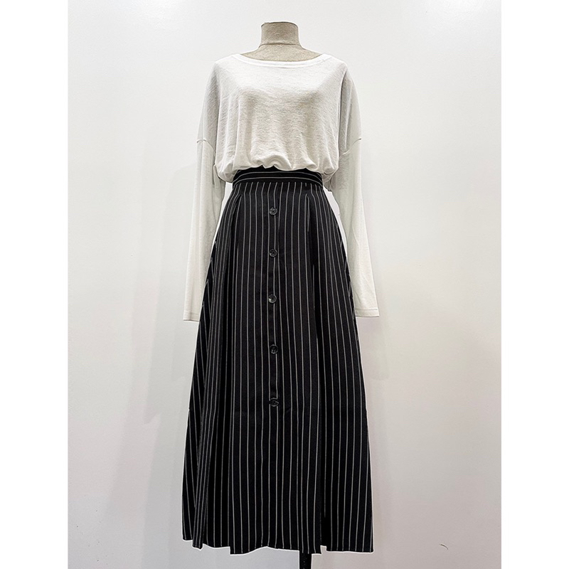 Chân váy dài xoè nút giữa