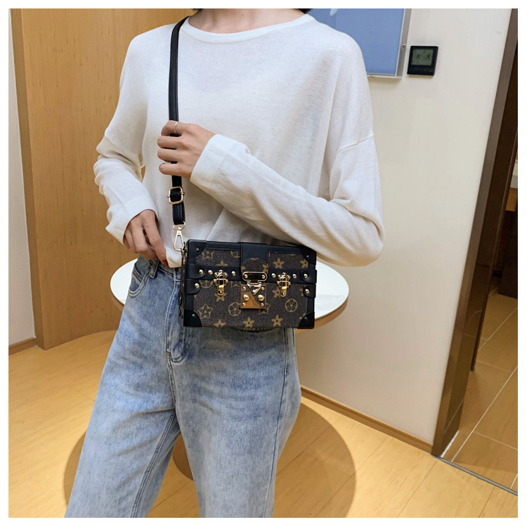 Túi xách nữ Thương PU Túi Nữ Mới 2023 Thời Trang Âu Mỹ Đinh Tán Họa Tiết Retro Ins  Túi xách Vai Túi