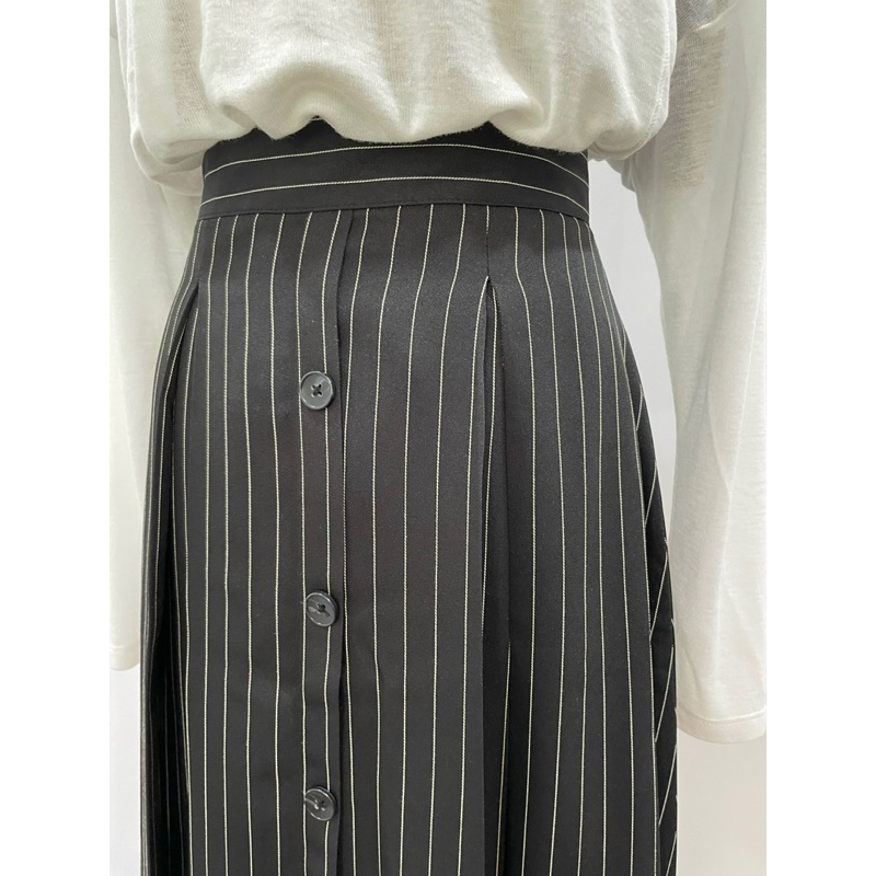 Chân váy dài xoè nút giữa