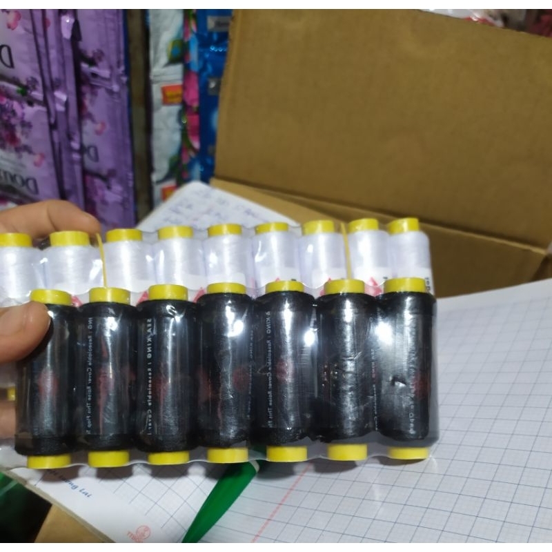 1 cuộn chỉ trắng hoặc đen