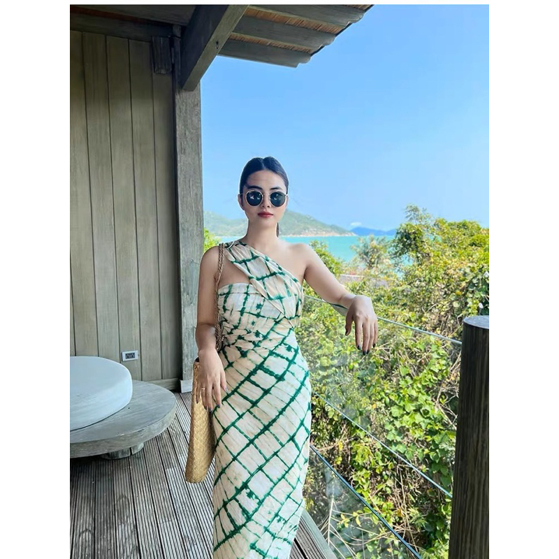 Váy dáng dài hở lưng phối dây lệch hoạ tiết trắng xanh