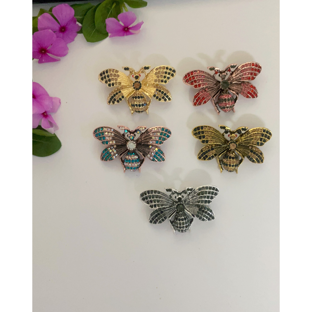 Charm ong gắn dép