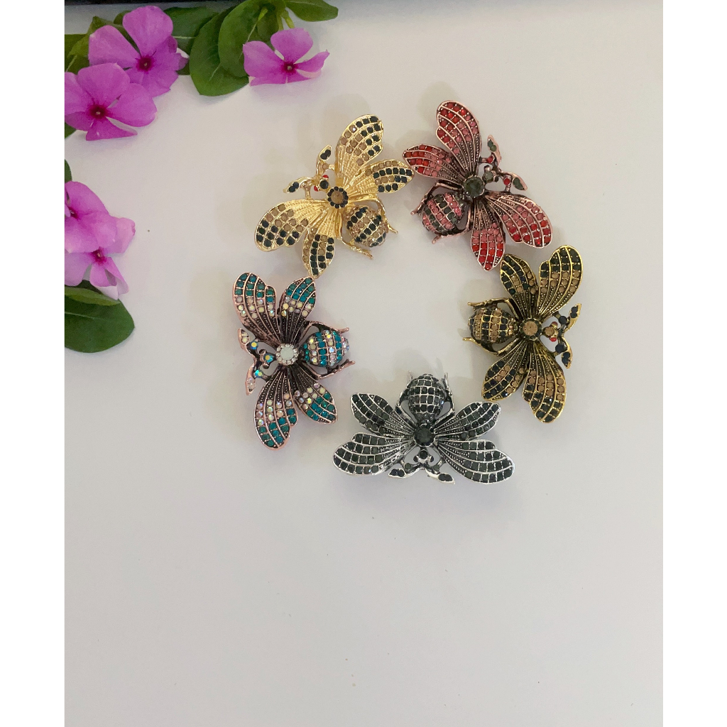 Charm ong gắn dép