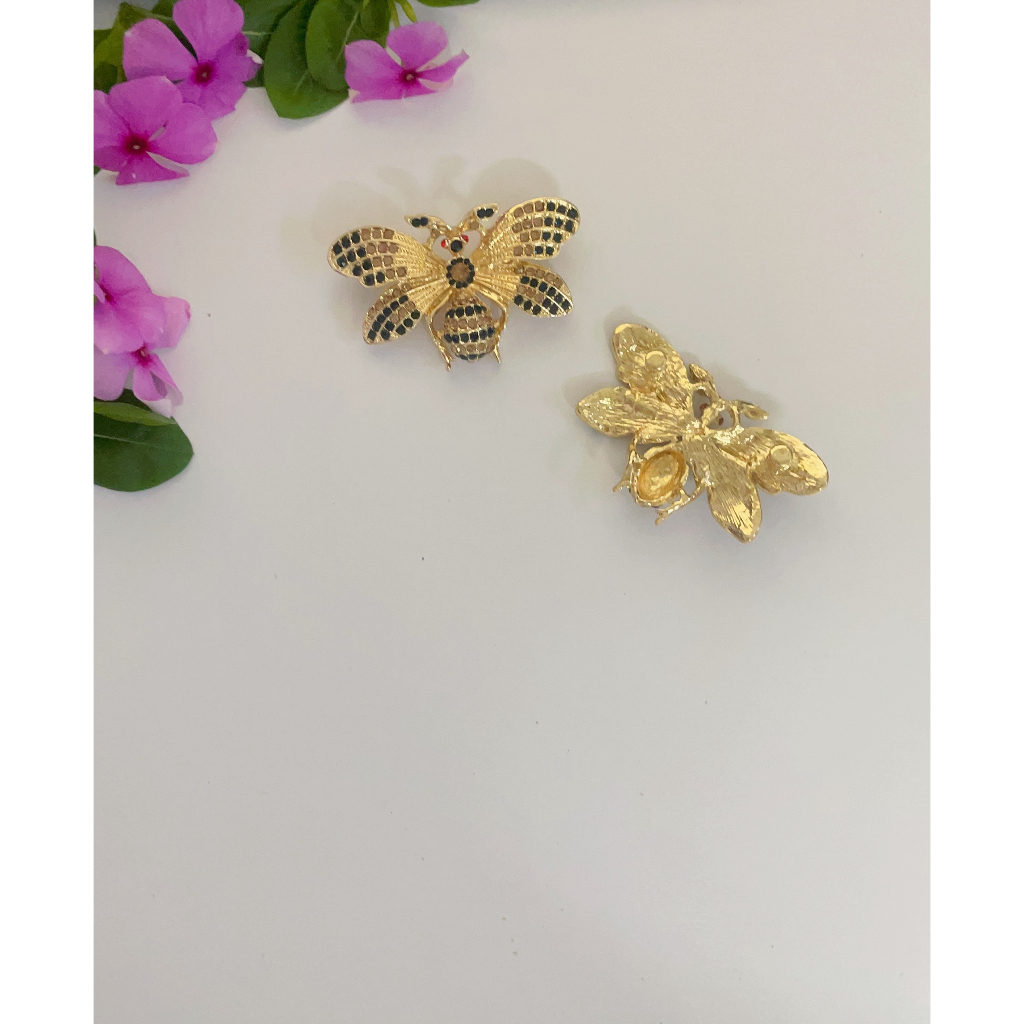 Charm ong gắn dép