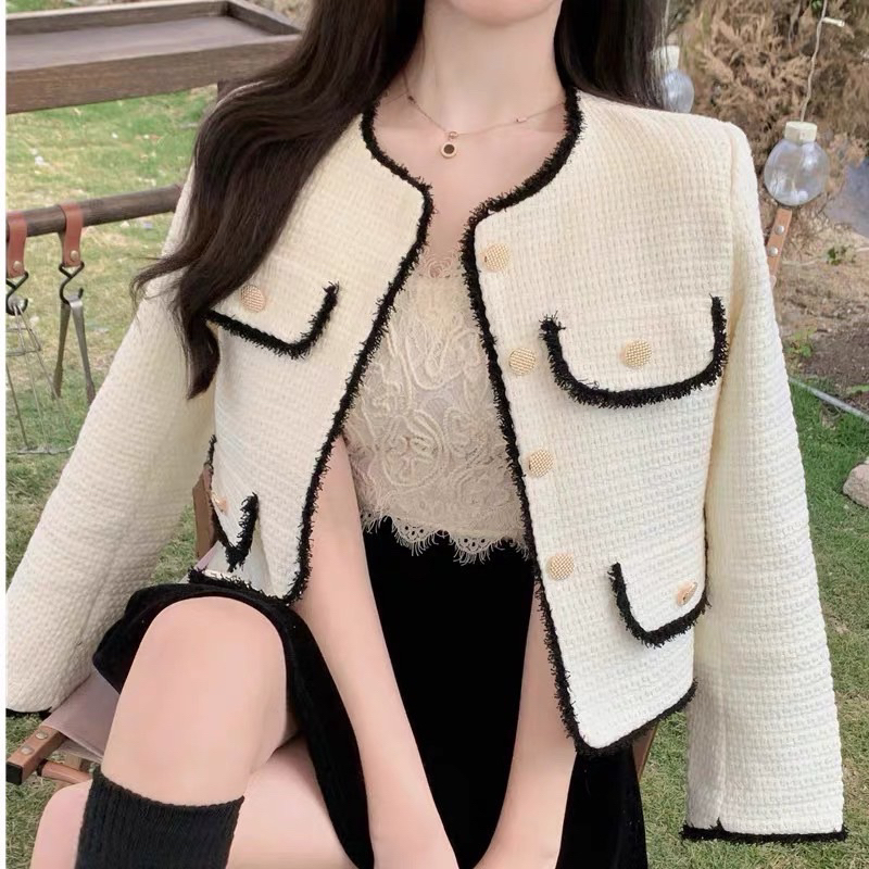 Áo dạ trắng viền đen túi nắp