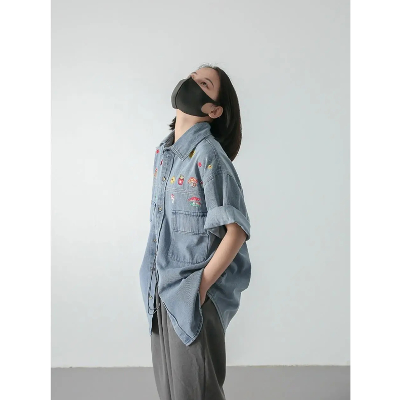 SẴN Áo sơ mi denim thêu hoa có cổ polo oversize dáng rộng màu jeans bò đậm có túi khuy cúc xinh style âu mỹ