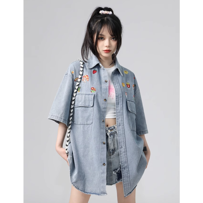 SẴN Áo sơ mi denim thêu hoa có cổ polo oversize dáng rộng màu jeans bò đậm có túi khuy cúc xinh style âu mỹ