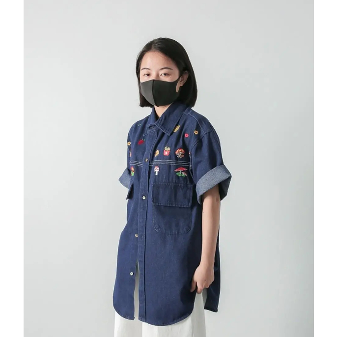 SẴN Áo sơ mi denim thêu hoa có cổ polo oversize dáng rộng màu jeans bò đậm có túi khuy cúc xinh style âu mỹ