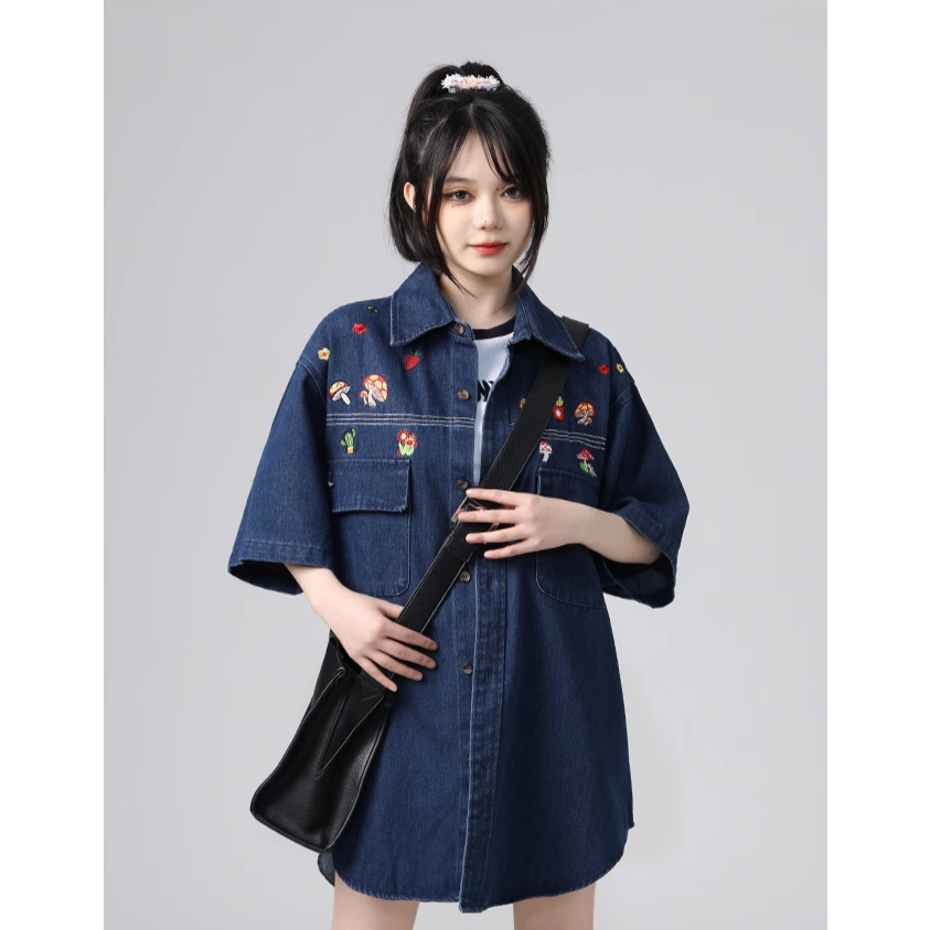 SẴN Áo sơ mi denim thêu hoa có cổ polo oversize dáng rộng màu jeans bò đậm có túi khuy cúc xinh style âu mỹ