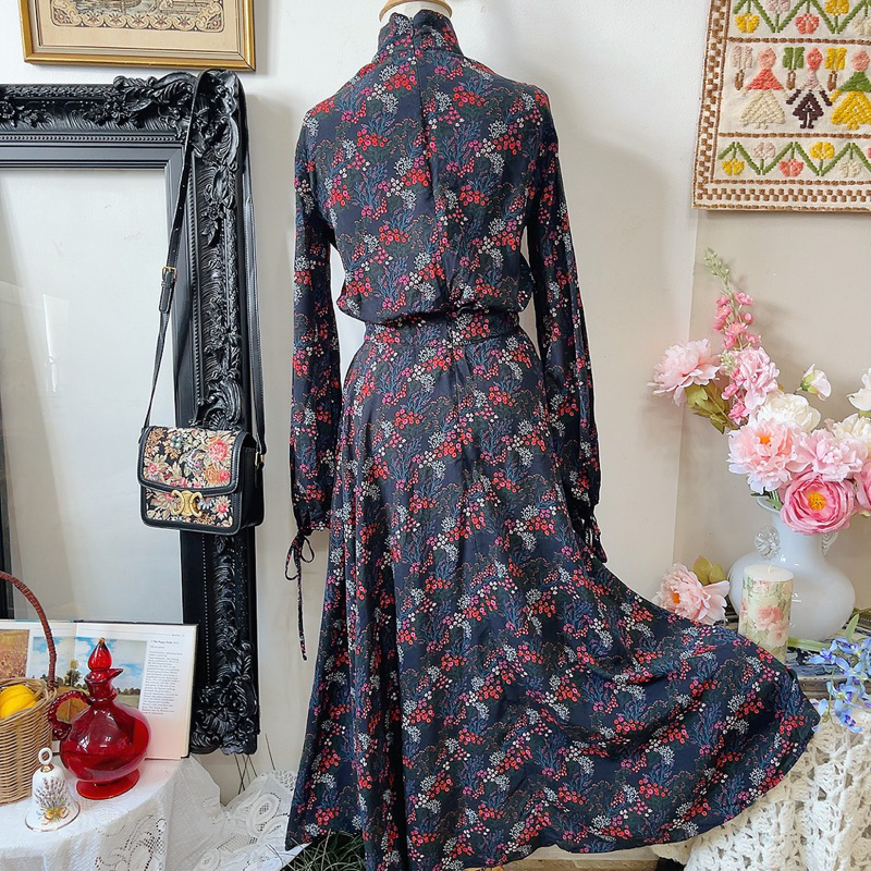 Đầm hoa nhí xẻ tà tay dài