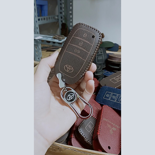 Bao da móc khoá bọc ốp chìa khóa xe ô tô Toyota Fortuner, Hilux, Innova chìa thông minh, da bò, nhiều màu, To7B