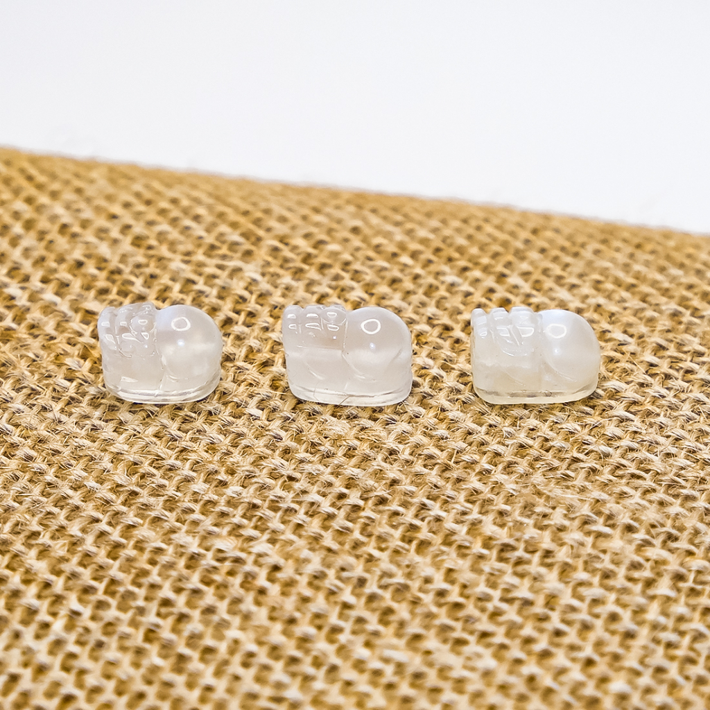 Tỳ hưu moonstone xỏ vòng tay màu trắng hợp mệnh kim và thuỷ UPCARA