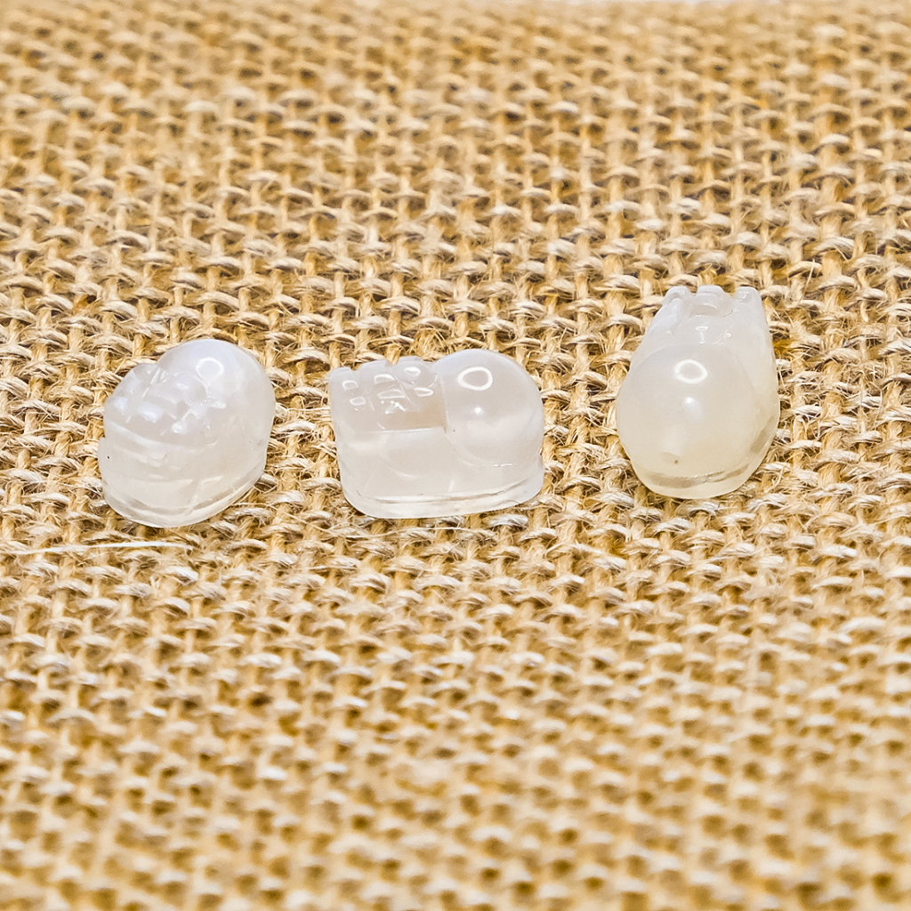 Tỳ hưu moonstone xỏ vòng tay màu trắng hợp mệnh kim và thuỷ UPCARA