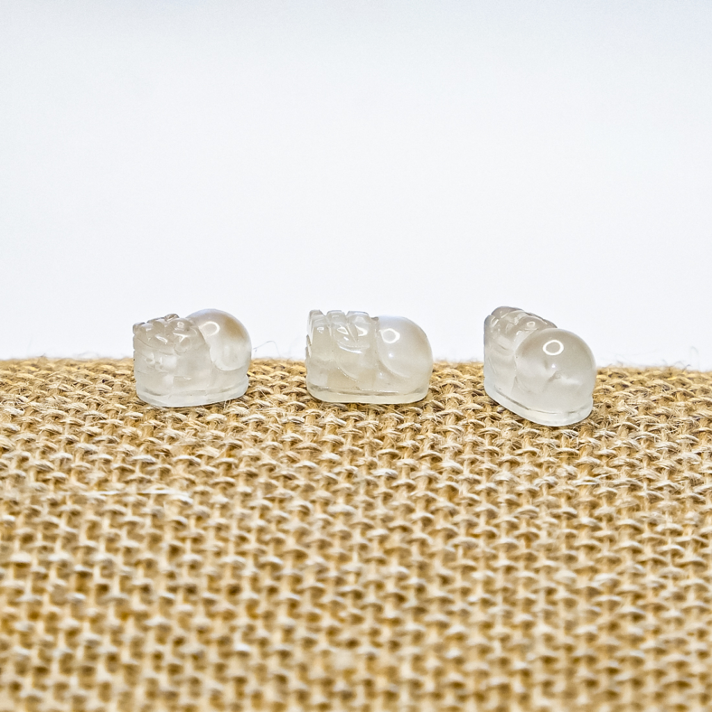 Tỳ hưu moonstone xỏ vòng tay màu trắng hợp mệnh kim và thuỷ UPCARA