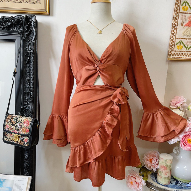 Đầm nâu tay dài xoè