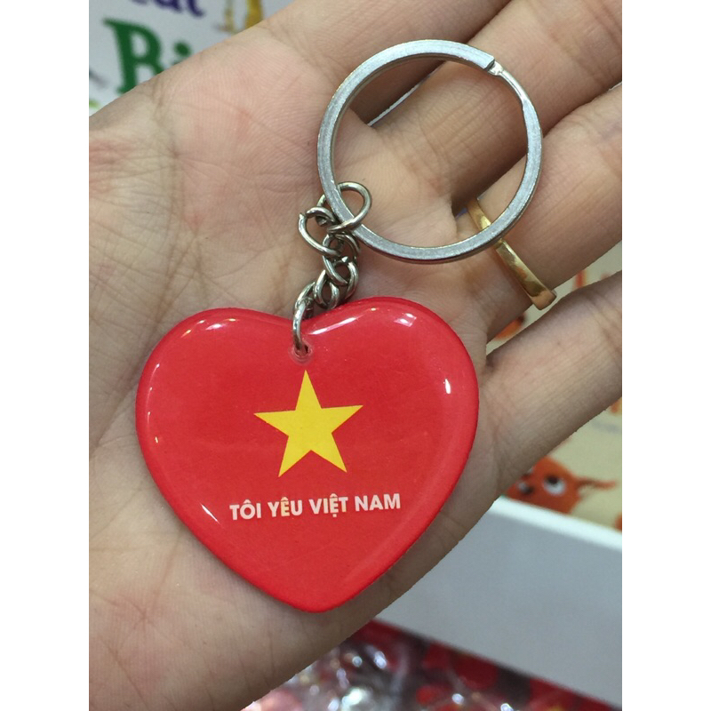 Móc khoá cờ đỏ sao vàng Việt Nam cao cấp hình trái tim