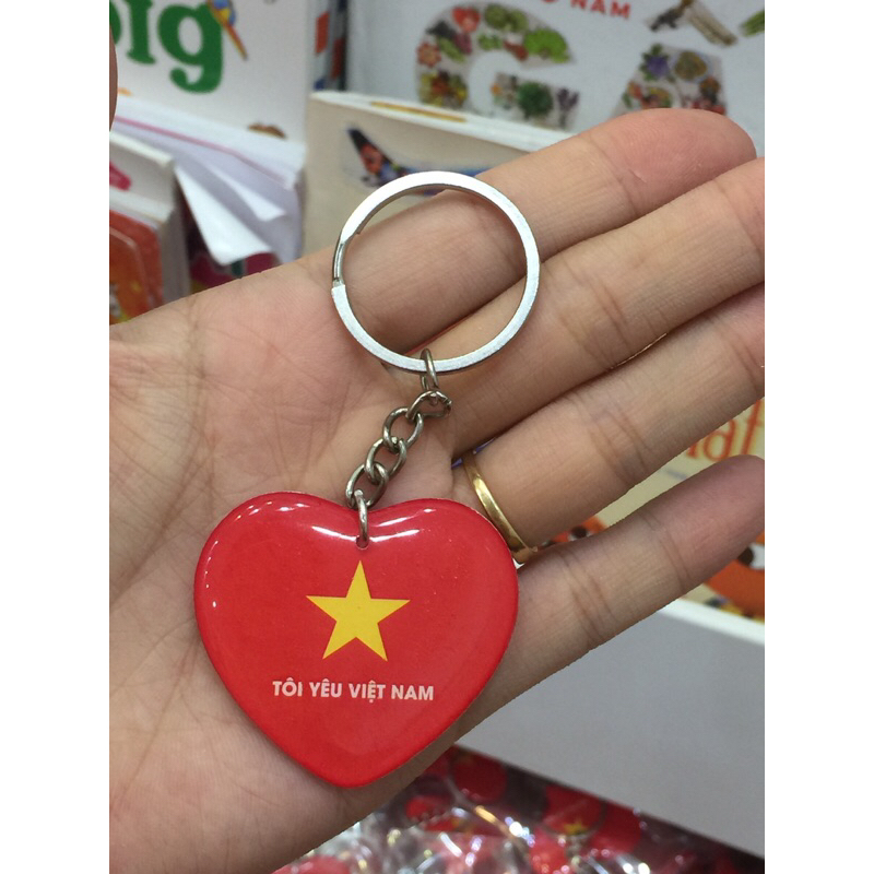 Móc khoá cờ đỏ sao vàng Việt Nam cao cấp hình trái tim