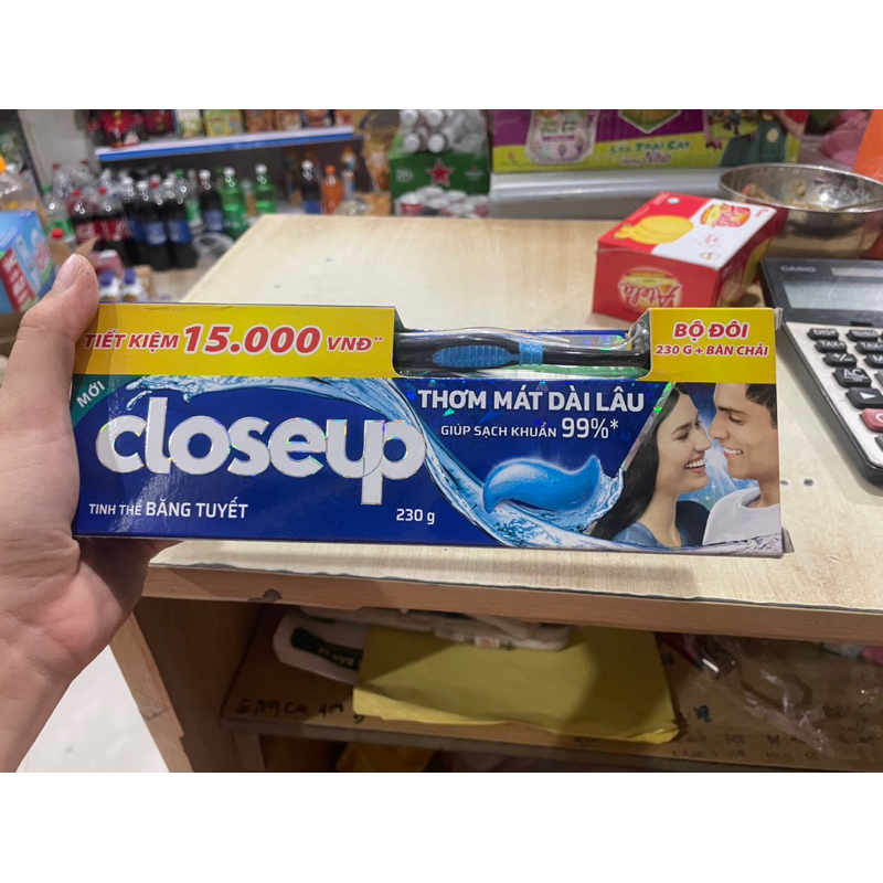 HÀNG CHÍNH HÃNG - 1 tuýp kem đánh răng closeup  230g kẹp 1 bàn chải
