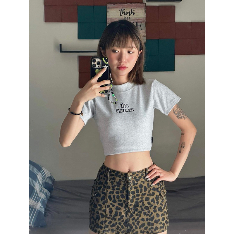 Áo phông Croptop thêu "SIGNATURE" The Famous