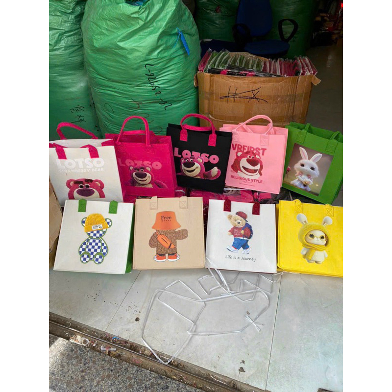 Túi tote vải nỉ hoạ tiết hoạt hình dễ thương.