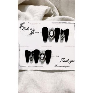 Nailbox thiết kế changgnails màu đen đính charm cô gái