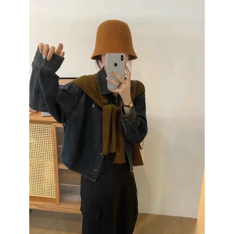 Áo sơ mi bò kèm khăn len