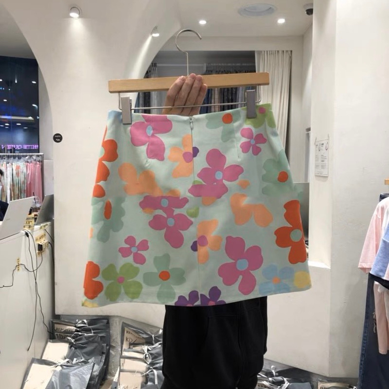 Chân váy chữ A hoạ tiết hoa nhiều màu