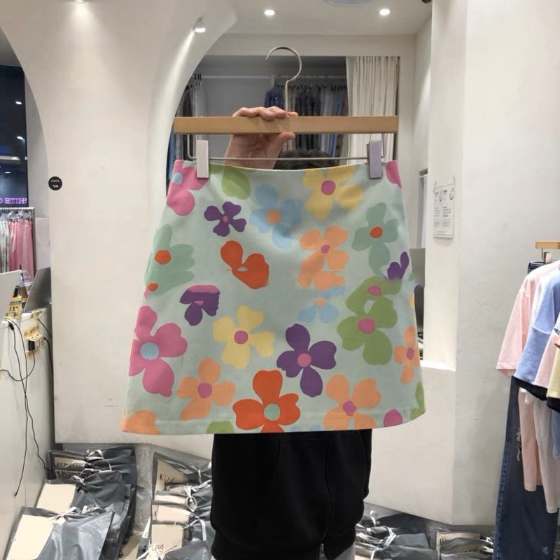 Chân váy chữ A hoạ tiết hoa nhiều màu
