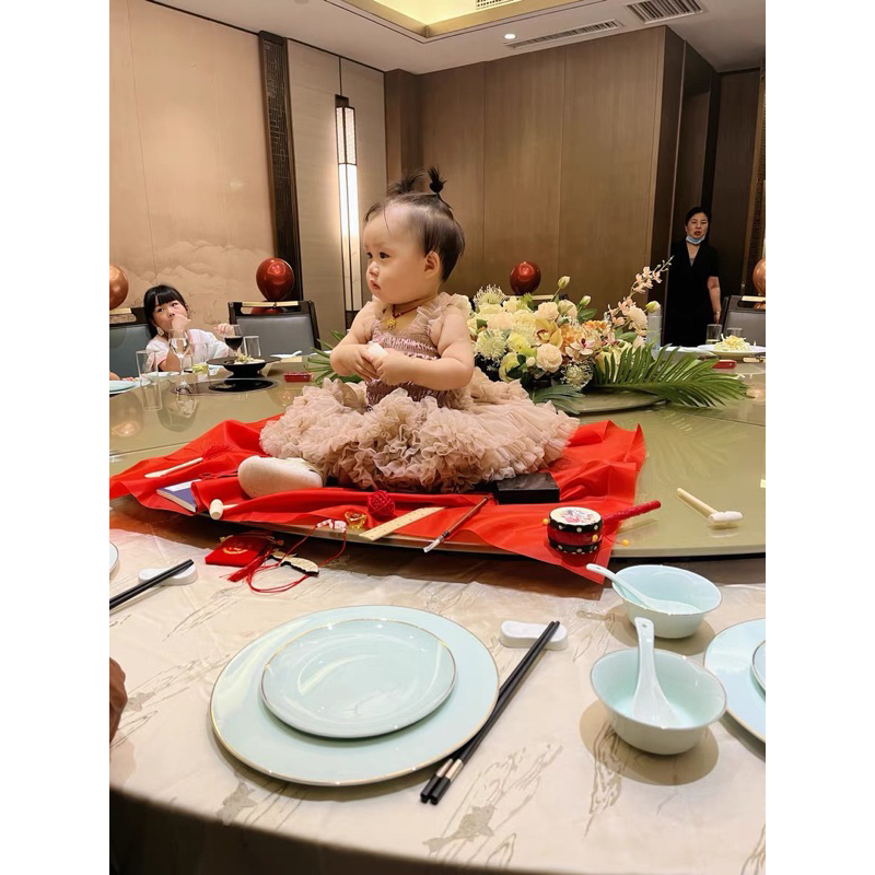 VÁY CÔNG CHÚA ĐẦY THÁNG THÔI NÔI DỰ TIỆC CHO BÉ GÁI