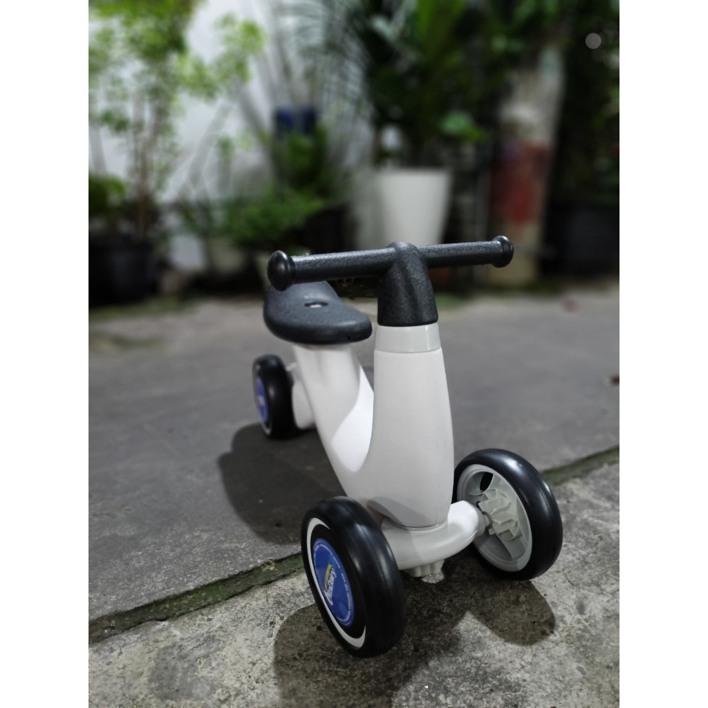 Xe chòi chân kiêm cân bằng mini hkm vitadairy