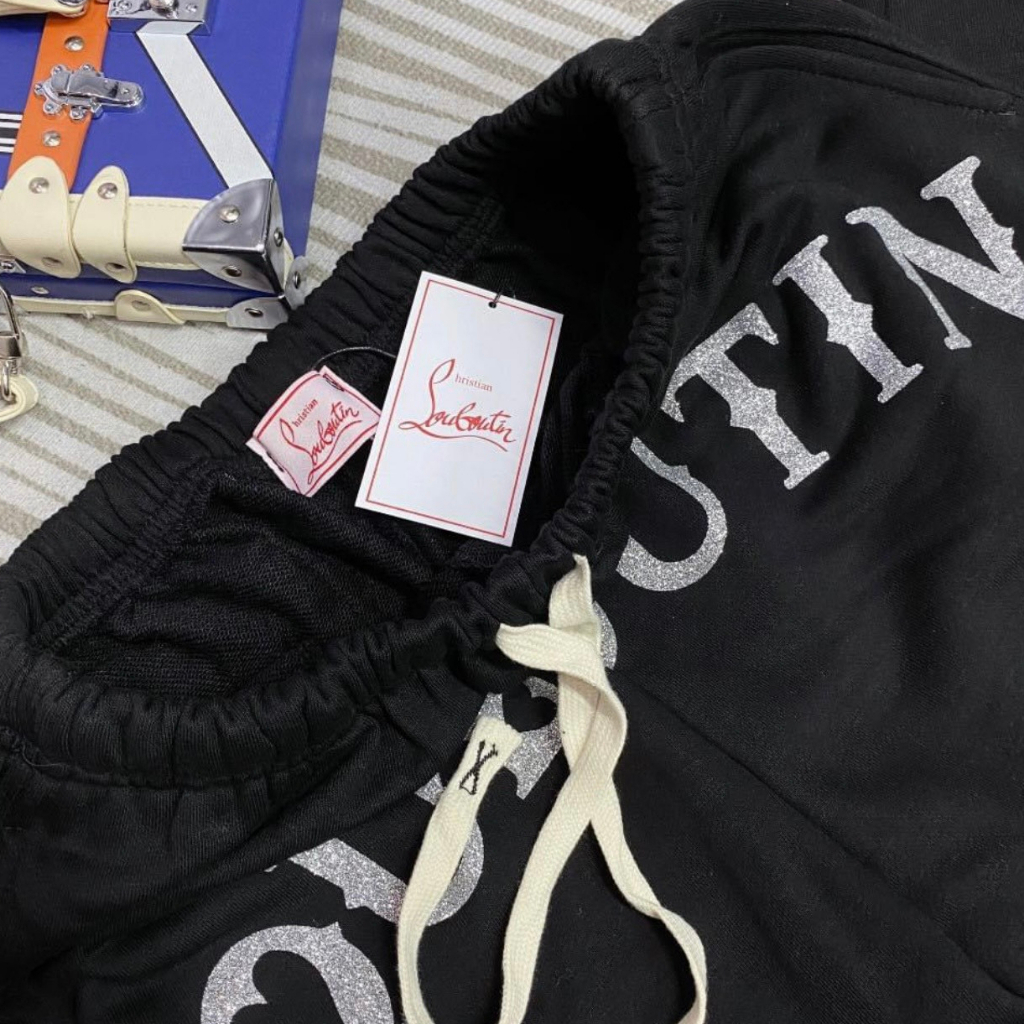 Quần Short Nam Louboutin Chữ In Kim Tuyến Cực Nét - Chất Liệu Umi Form Dáng Thời Trang Hot Trend 2023 | BigBuy360 - bigbuy360.vn