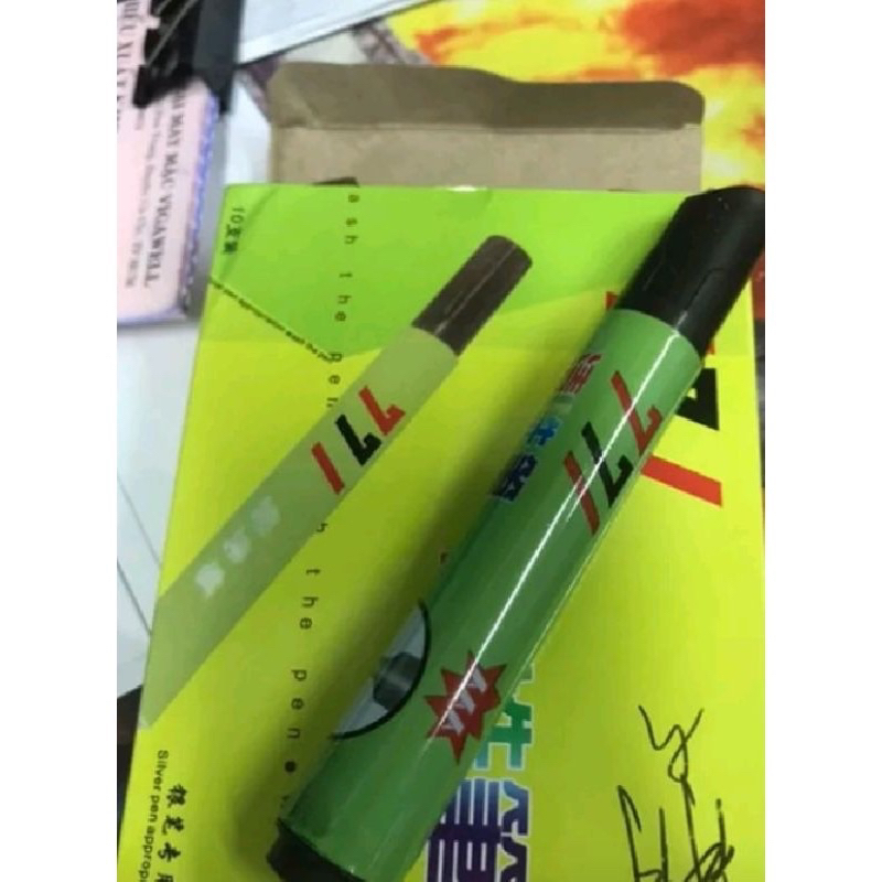 Bút xoá tẩy mực viết bạc, viết nhũ đánh dấu trên da hoặc vải có độ hút ẩm ít