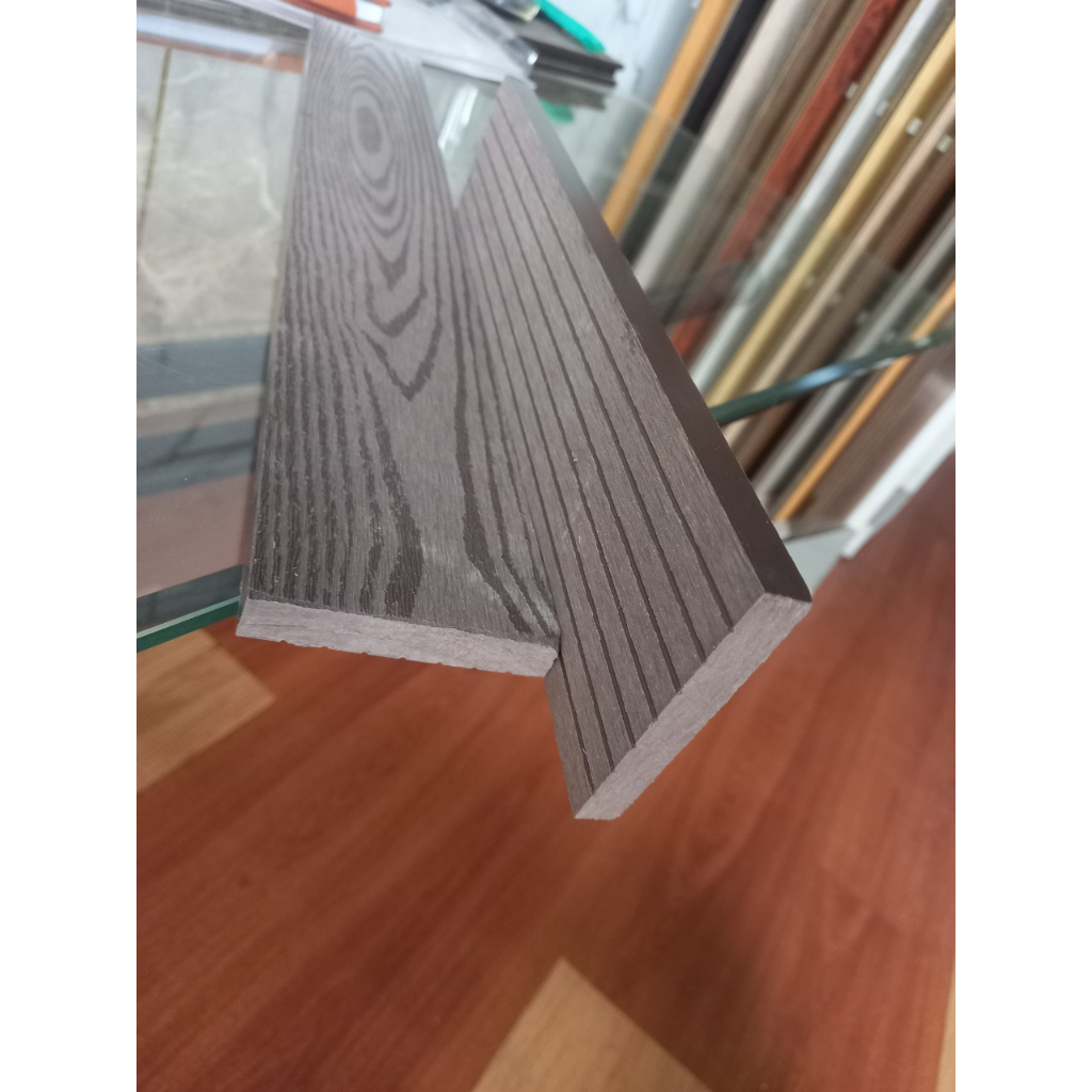 - Hàng loại 1 - Thanh đa năng gỗ nhựa kích thước cắt theo yêu cầu , rộng 7cm trang trí ban công, hàng rào, màu cafe