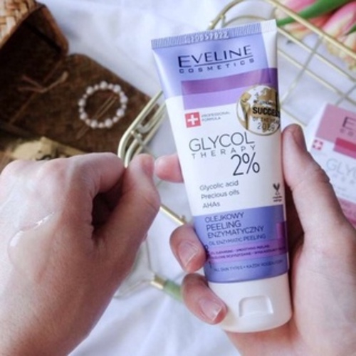 Gel tẩy da chết Eveline Glycol Therapy 2% 2 tác động 100ML
