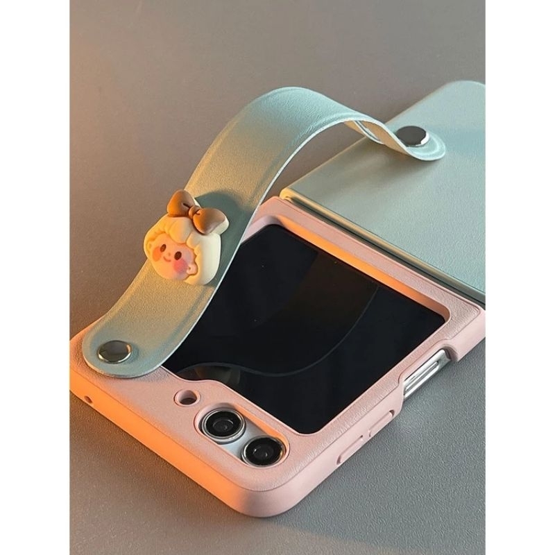 Ốp Z Flip5 - Z Flip4 - Z Flip3 - Flip5 5G da phối xanh hồng pastel charm em bé dễ thương kèm quai da cầm tay