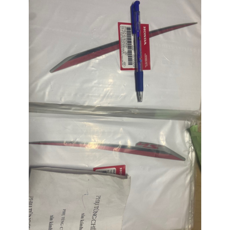 Tem ốp yếm trái  phải trước sh 2022 2023 2024 honda