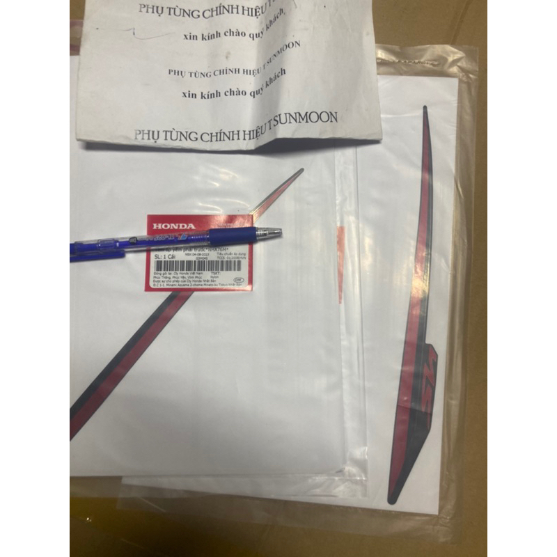 Tem ốp yếm trái  phải trước sh 2022 2023 2024 honda