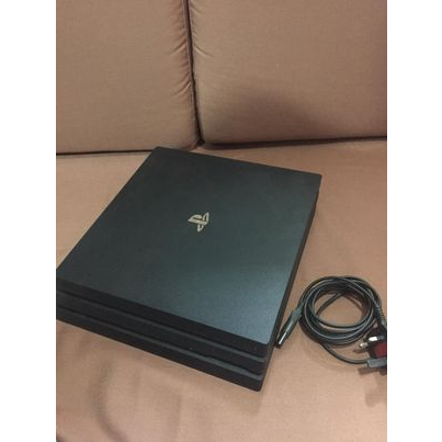 Máy chơi game PlayStation 4 Pro 2TB đã sử dụng đi kèm với dây cắm và 1 máy điều khiển và 1 tai nghe cắm | BigBuy360 - bigbuy360.vn