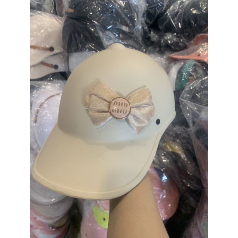 Mũ bảo hiểm kết nơ + Quà tặng
