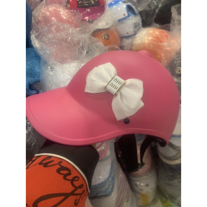 Mũ bảo hiểm kết nơ + Quà tặng
