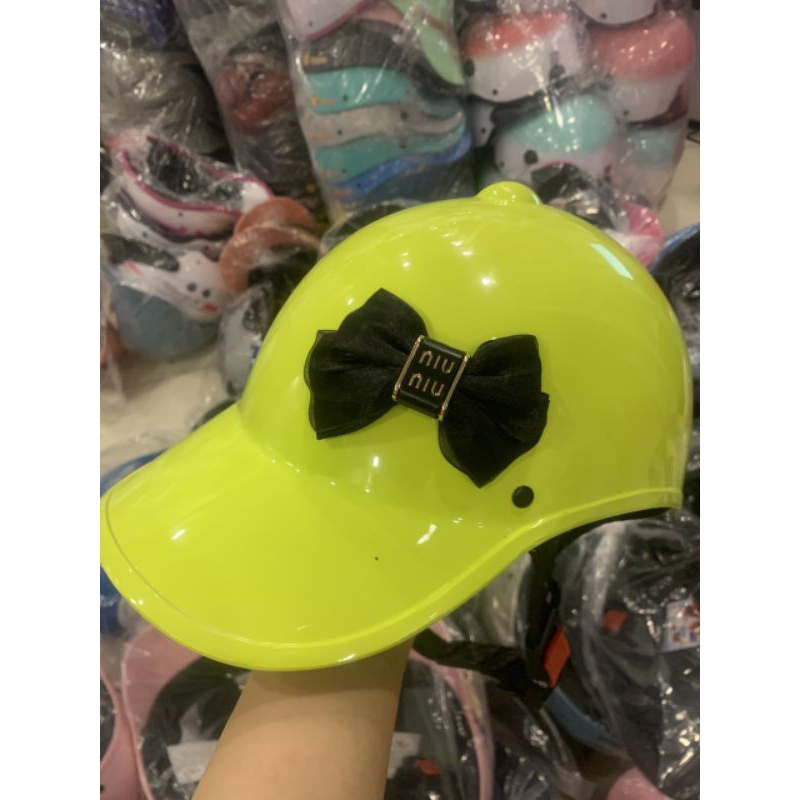 Mũ bảo hiểm kết nơ + Quà tặng