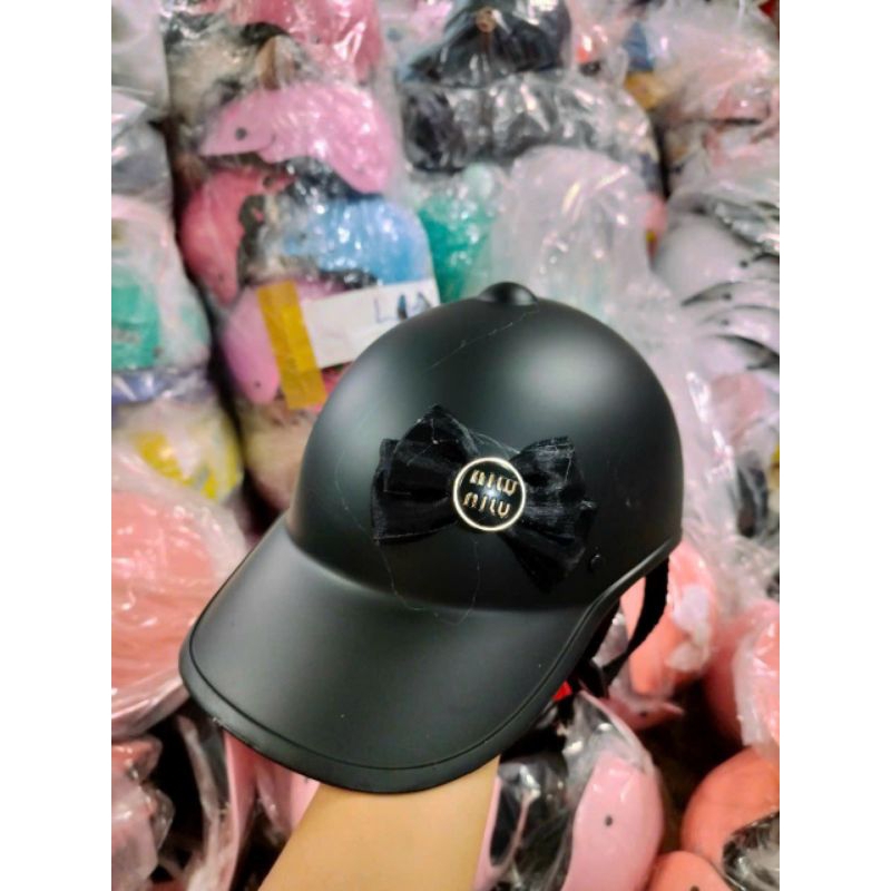 Mũ bảo hiểm kết nơ + Quà tặng